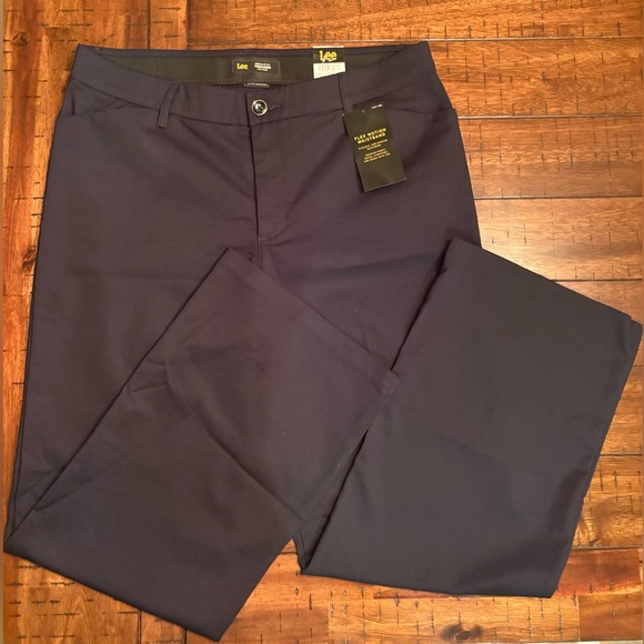 Lee Women's Black Straight Leg Trousers -14 Short - Ultra Lux Comfort NWT - Picture 3 of 11